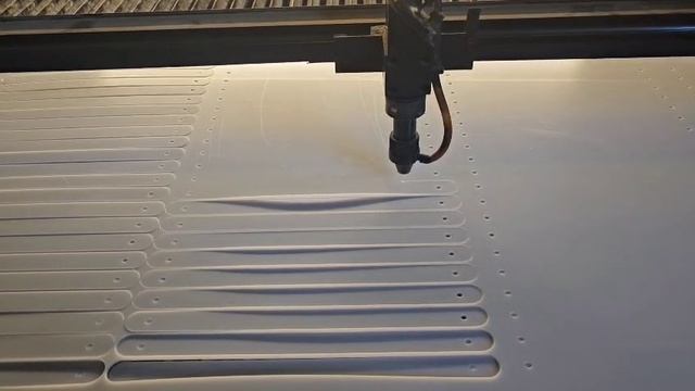 Лазерная резка деталей из цветного оргстекла 3мм.