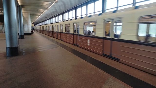 Старинные вагоны Московского метро вышли на линию.