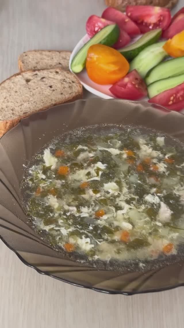 Ароматный щавелевый суп на курином бульоне – полезно, вкусно и просто! Сохраняйте рецепт!