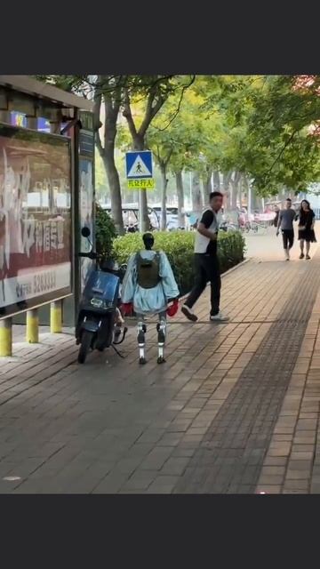 В Китае появились пьяные роботы-гопники, которые могут отжать мопед.