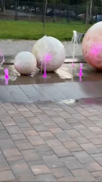 Необычный фонтан ⛲️ в виде шаров с подсветкой, красиво 👍👍👍