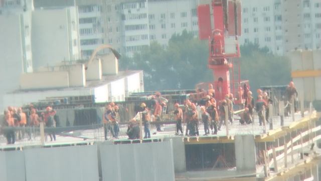 Быстро строят многоэтажку.