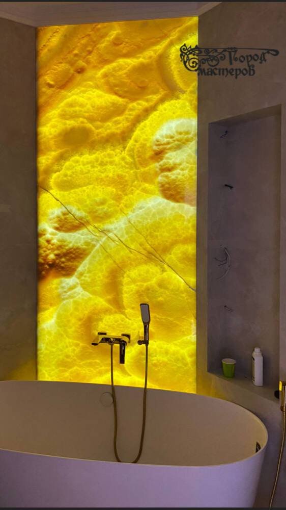 Еле пролез 😲 смонтировали 🪨 огромный кусок оникса с подсветкой в ванне 🛁  #оникссподсветкой
