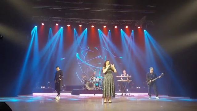 Лариса Андреева "Ждёшь" 
Стихи: Наталья Алетина 
Музыка и исполнение: 
Лариса Андреева