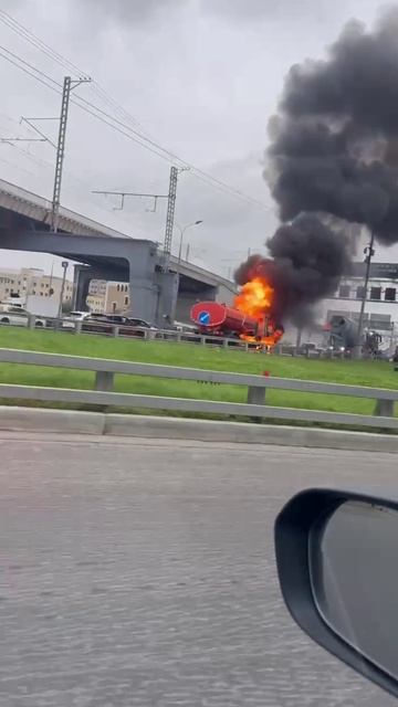 🔥На Бережковском мосту горит кабина автомобиля коммунальных служб🔥