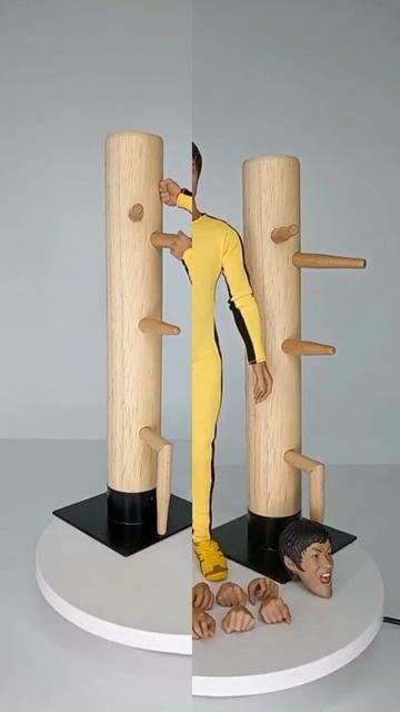 Коллекционная фигурка Брюс Ли из фильма Игра смерти.