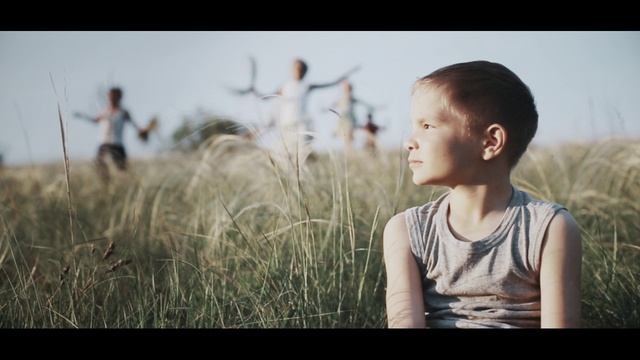 Драматичный ролик о лошадях и их наездниках.