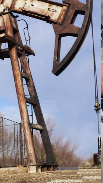ВОЛЬТ-СПБ поздравляет с Днём работников нефтяной, газовой и топливной промышленности!