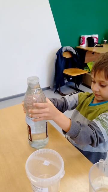 Опыт ВОЛШЕБНАЯ САЛФЕТКА. АТМОСФЕРНОЕ ДАВЛЕНИЕ