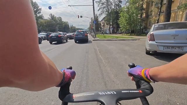 Еду на велосипеде в верхнюю часть города по работе