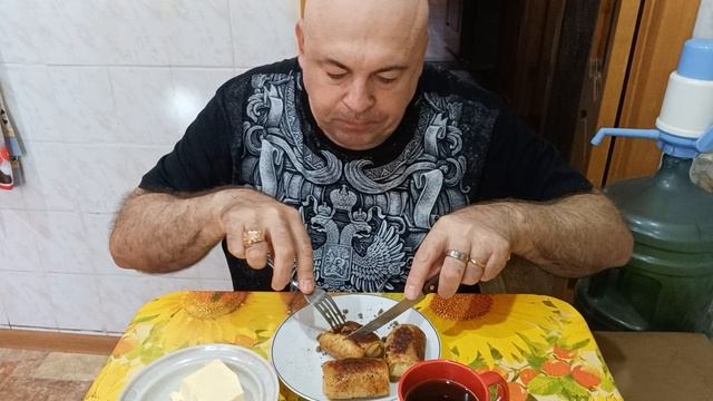 Мукбанг. Блинчики с печенью и кофе. Жёвто-блакитный терроризм.