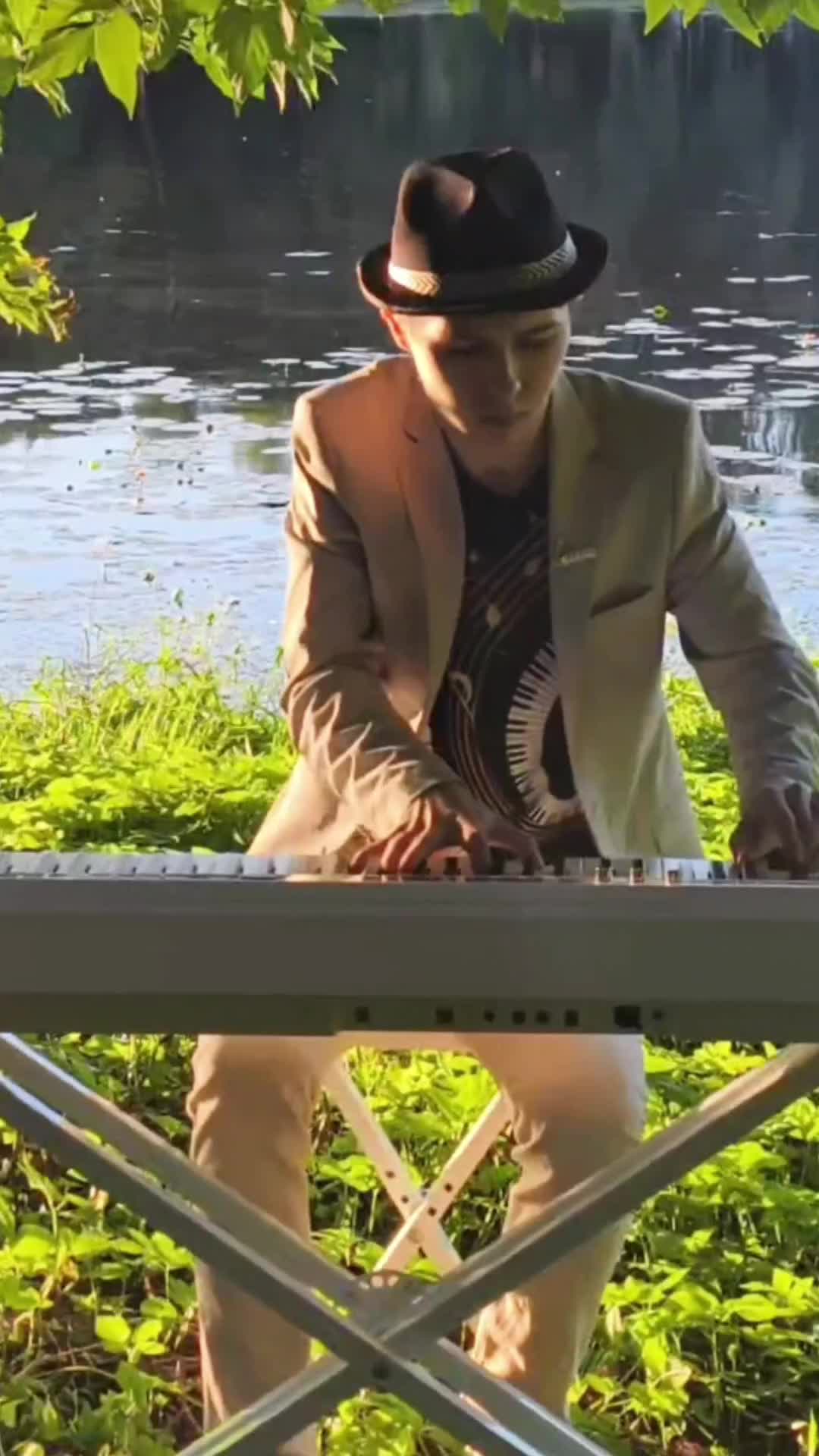 Музыка и природа — идеальное сочетание для вдохновения. Смотрите, как «Старый рояль» оживает сред...