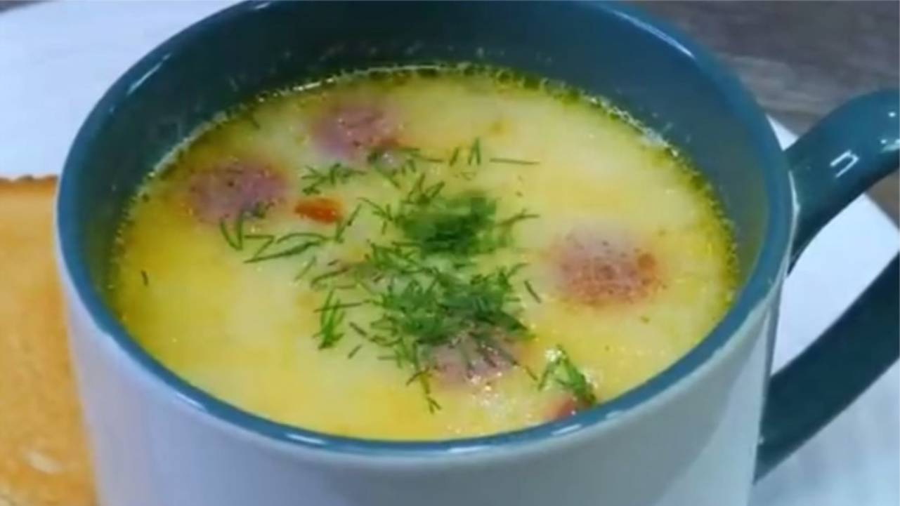 Сырный суп с копчёными колбасками.