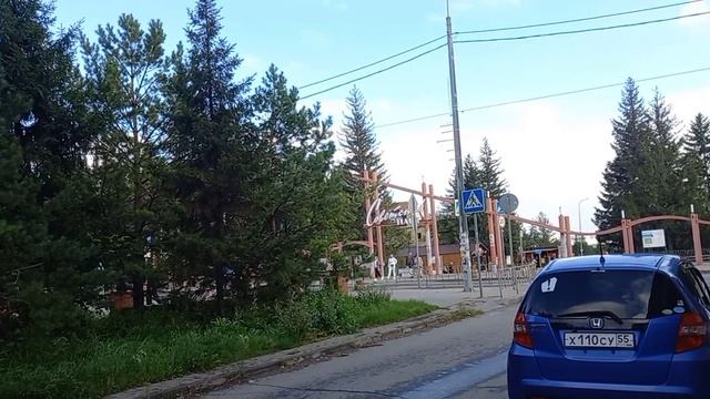 С гантелями на пешеходном тротуаре  качаем бицепс.  Встреча с актёрами двух новых фильмов.