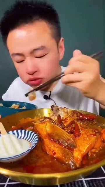 Ловко и  без лишних движений карпа приговорил🤔