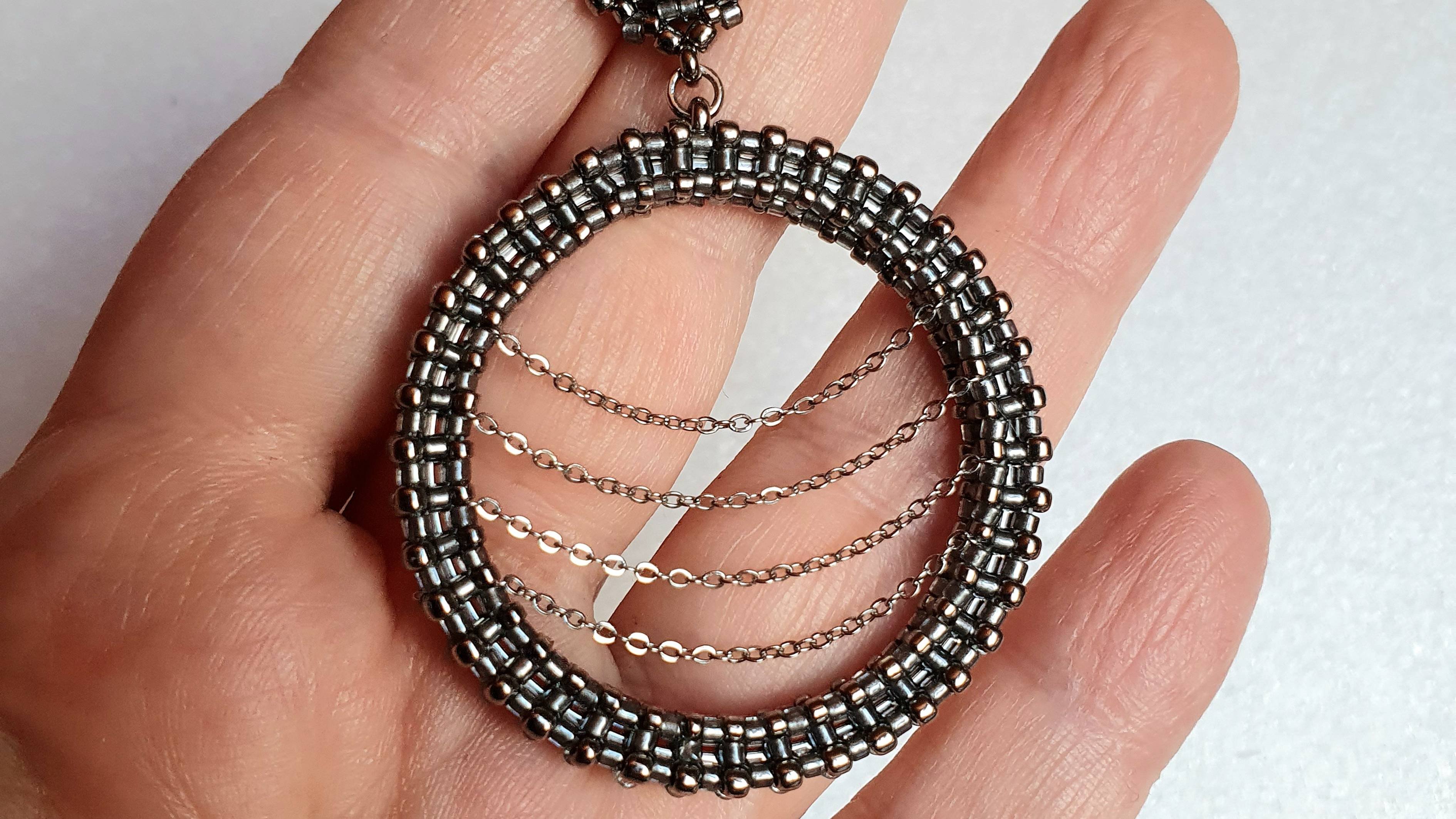 Серьги-кольца из бисера с цепочками