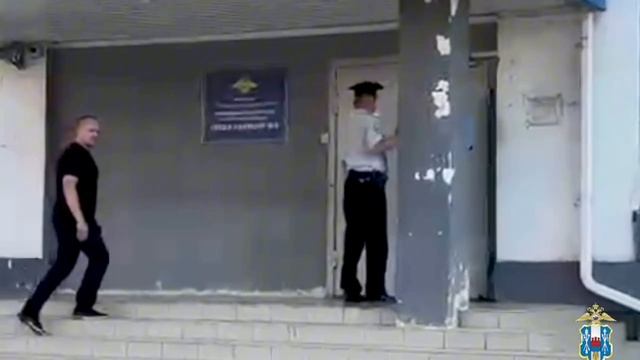 Полицейские задержали хулигана на улице Зорге