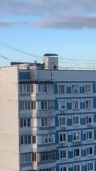 Жители вызвали полицию из-за гуляющих подростков на крыше дома 15 на Осеннем бульваре в Крылатском