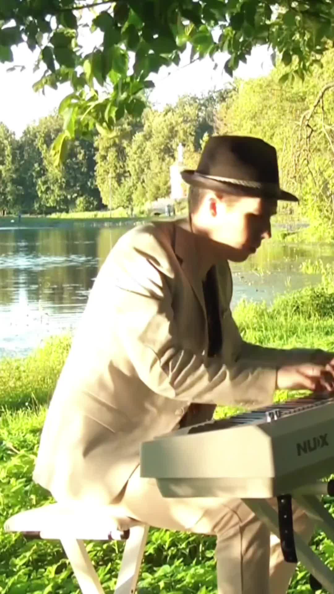 Знаете ли вы, что «Старый рояль» — это не просто мелодия, а целая история в звуках? Слушайте и по...