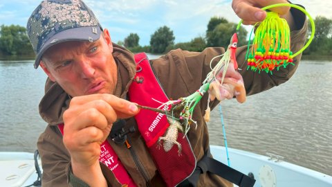 ТУТ ТОННЫ РЫБЫ! ТАКОГО Я ЕЩЁ НЕ ВИДЕЛ! Рыбалка в Астрахани с сыном часть 1