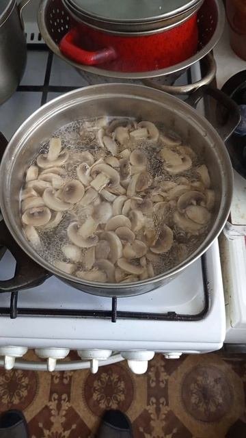 Обязательно варим шампиньоны и сливаем отвар!