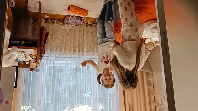 2025_09_07_Маша с Полиной готовят презентацию