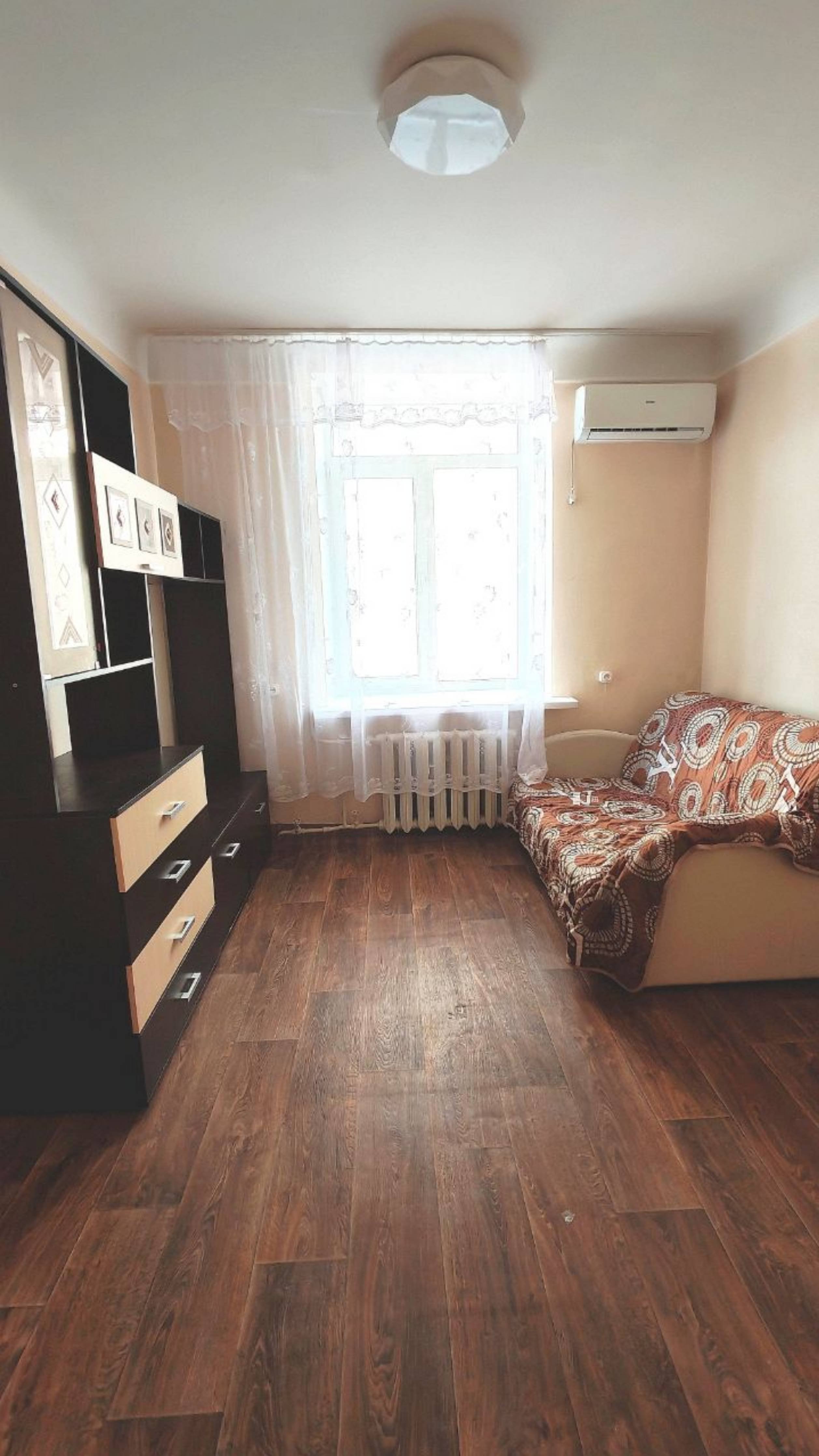 Продам долю в праве, что соответствует 2-м смежным комнатам (12 и 7 м²) в 4-х комнатной квартире.