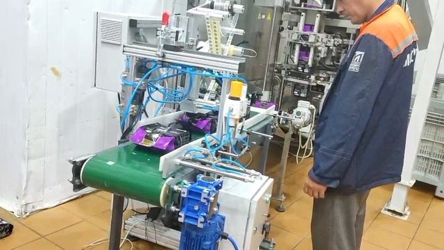 Пневмоперенос этикетки на мягкую упаковку корма для животных