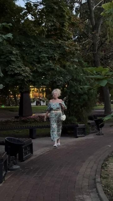 КАК БАБУШКА С ВНУЧКАМИ ГУЛЯЛА ПОД ДОЖДЕМ #мама #love#школажизниольгиильиной#сестричкиильины#бабушка