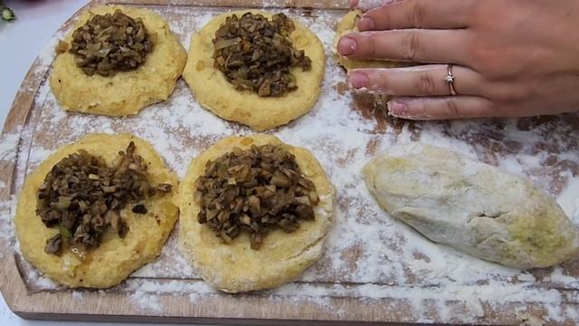 Картофельные  пирожки с грибной начинкой.