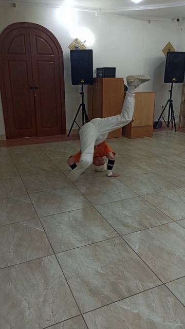Меня зовут Дмитрий я занимаюсь спортивным видом танца Break Dance выступаю на корпоротивах, свадьбах