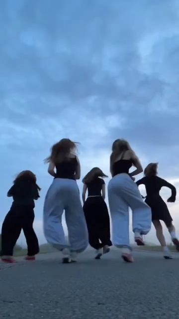 These Easy Dance Moves Anyone Can Try!