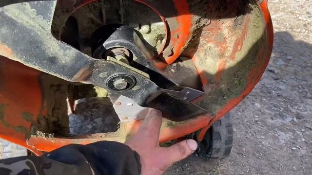 Husqvarna LC 140SP отказал привод и образовался муравейник!