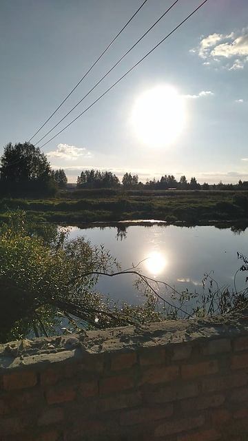 Стоим на разрушенной насосной станции, любуемся блинами солнца в реке Клязьма