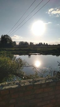 Стоим на разрушенной насосной станции, любуемся блинами солнца в реке Клязьма