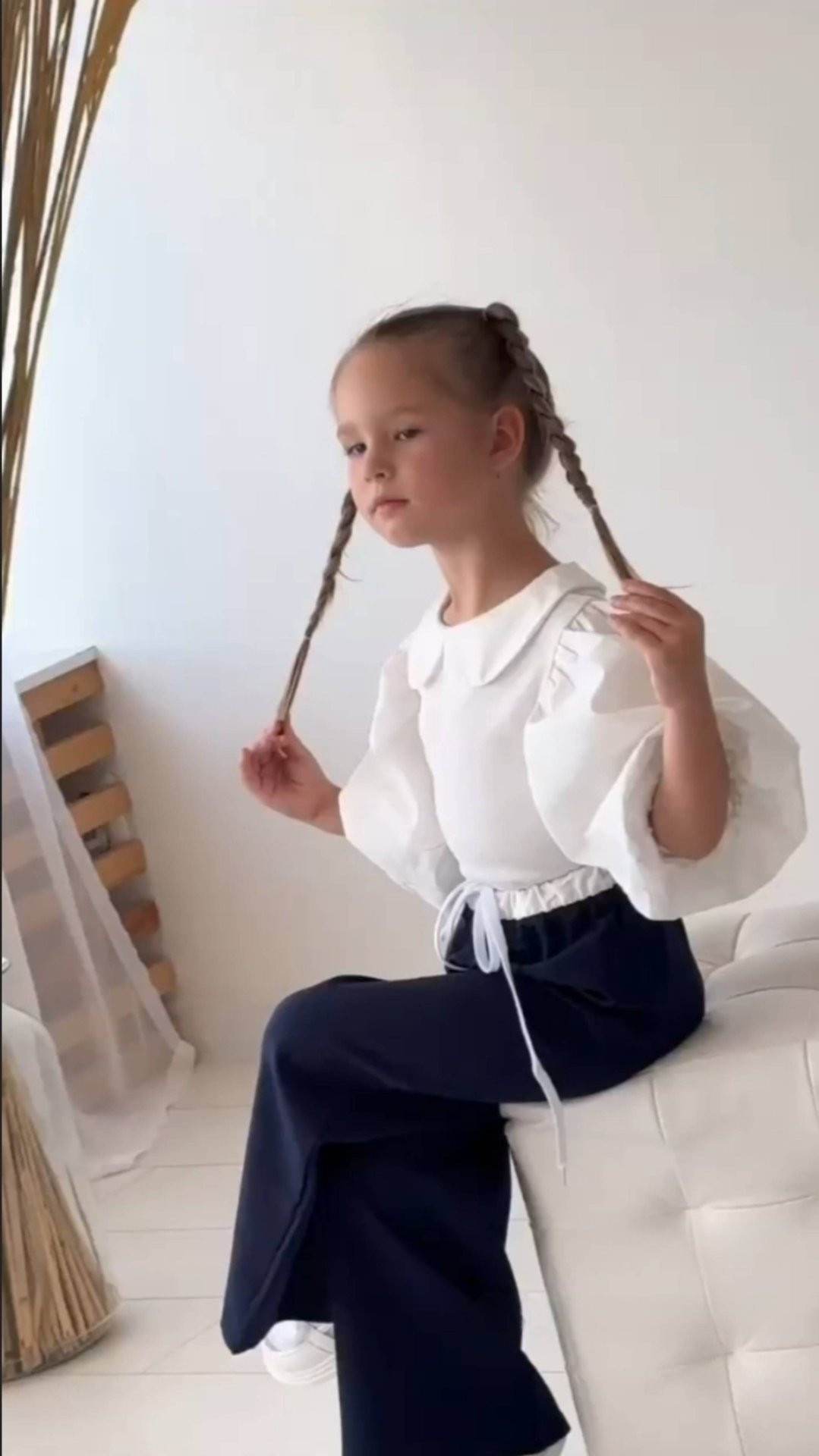 Нашей маленькой принцессе всего 4 года, но она уже активно примеряет образ школьницы… Как вам?