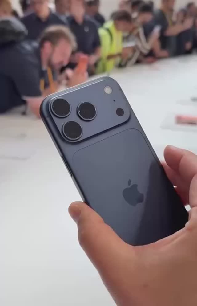 IPhone 17 Pro в тёмно-синем цвете