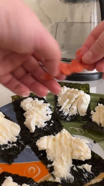 Супер перекус: чипсы нори+творожный сыр+лук+красная рыбка=😋👌😊👍👋