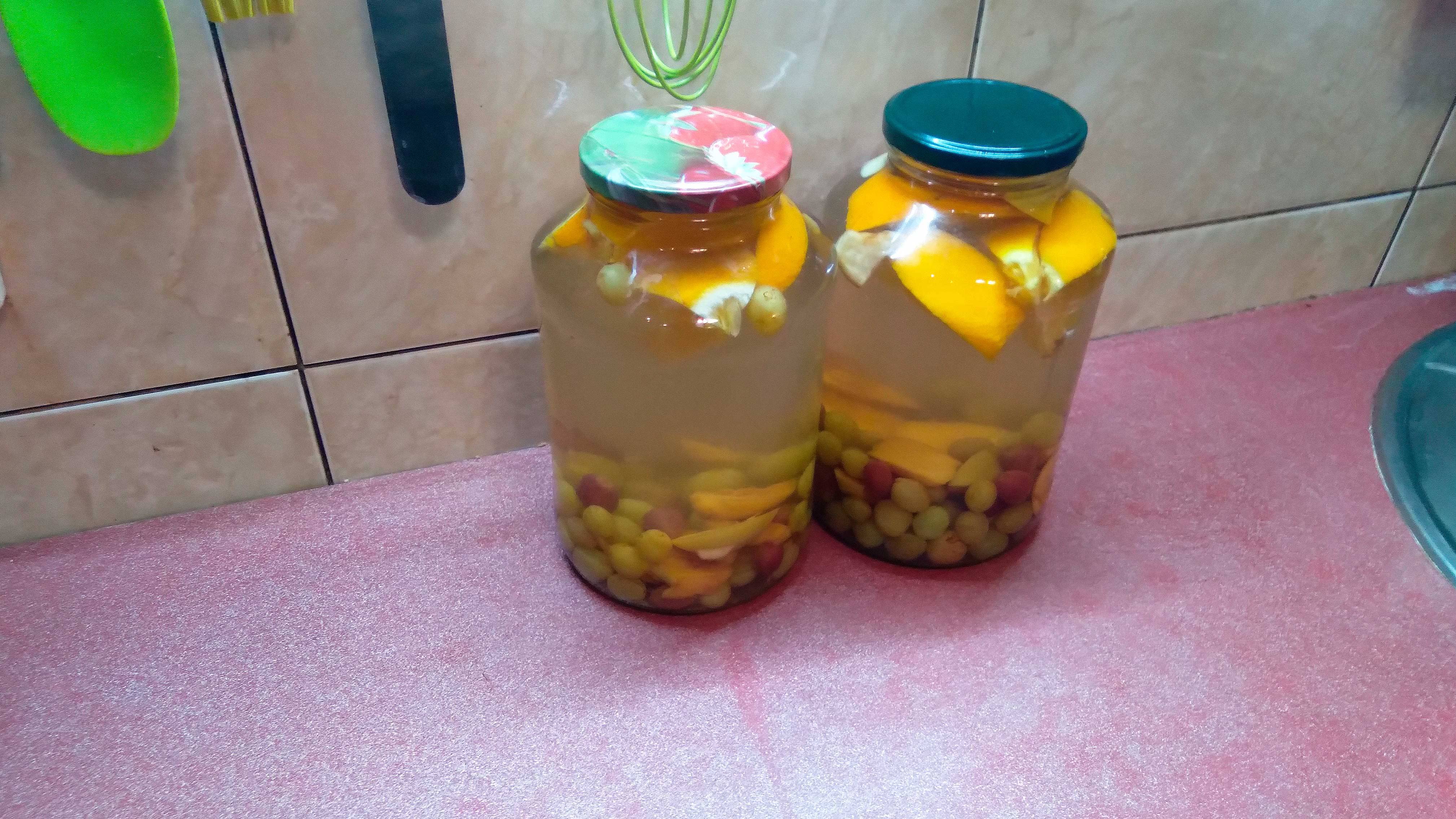 Компот из винограда и яблок с апельсинами