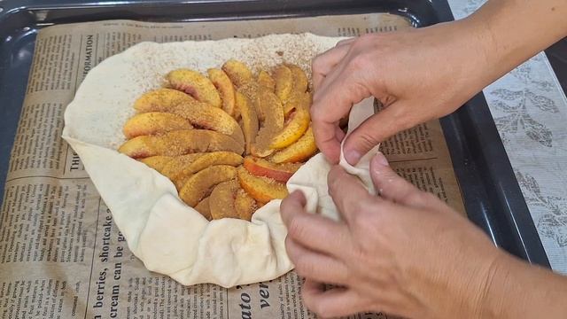 Галета из слоеного теста с нектаринами.