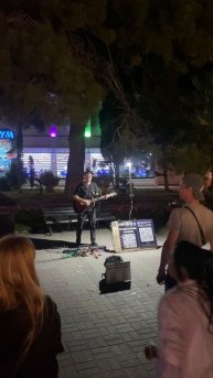 Уличный музыкант в Геленджике 2025