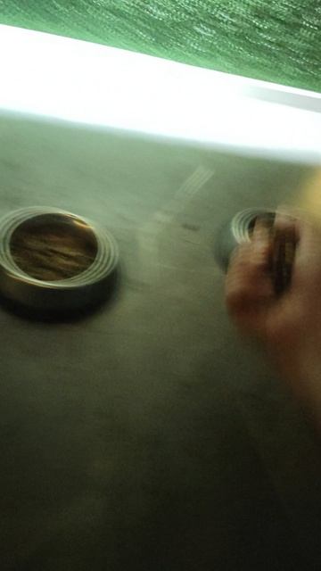 В кафе надо постоянно наполнять чашечки вкусняшками.