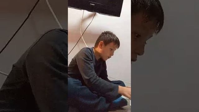 Гриша делает уроки он не знает что сделать