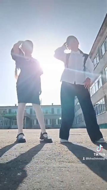 я и подруга (я в платье)