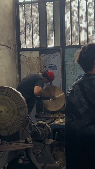 Николай Садков на производстве тарелок для барабанов Symrna Cymbals в Стамбуле