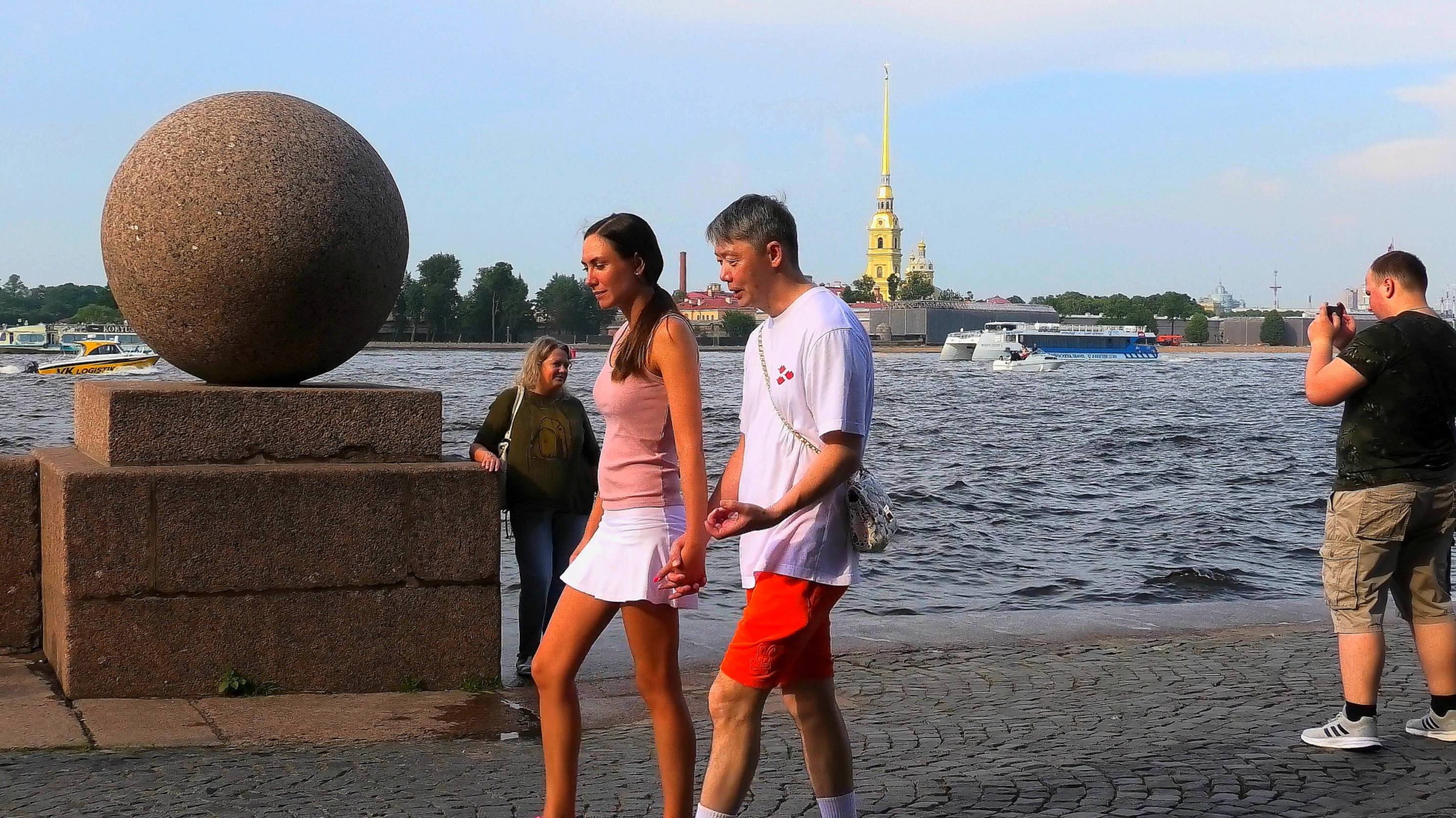 У реки