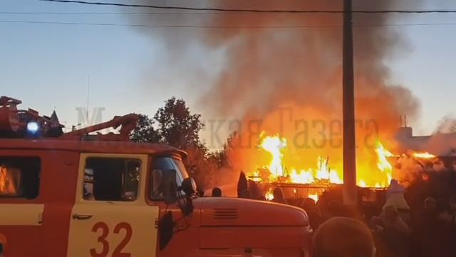 В центре подмосковной Коломны горит дом