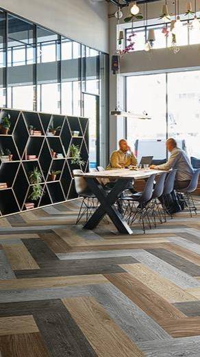 Фиксация / приклеивание / укладка кварцвиниловой плитки (ламината) на стену