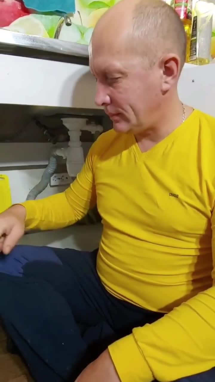 Ремонт двери шкафчика с помощью ваты и клея.