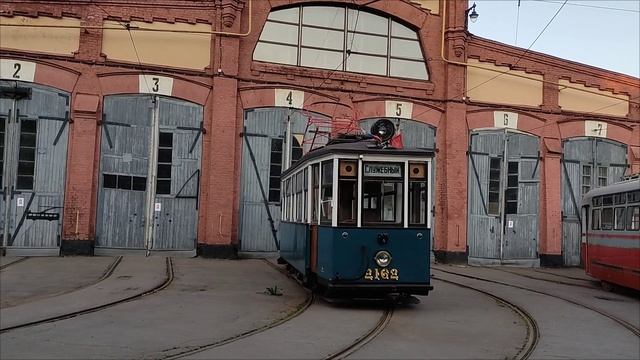 Трамвайный парк утром